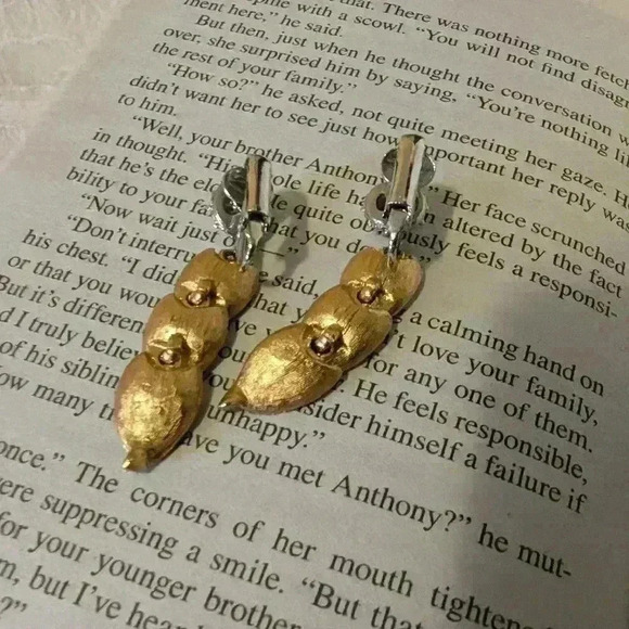 Vintage  1950s goldtone sparkly drop clip on earrings - Picture 4 of 5